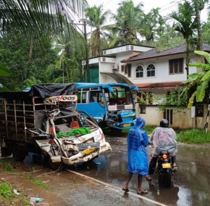 വടകരയിൽ ബസ്സും കോഴി പിക്കപ്പ് വാനും കൂട്ടിയിടിച്ച് അപകടം: എട്ടോളം പേർക്ക് പരിക്ക്