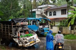 വടകരയിൽ ബസ്സും കോഴി പിക്കപ്പ് വാനും കൂട്ടിയിടിച്ച് അപകടം: എട്ടോളം പേർക്ക് പരിക്ക്