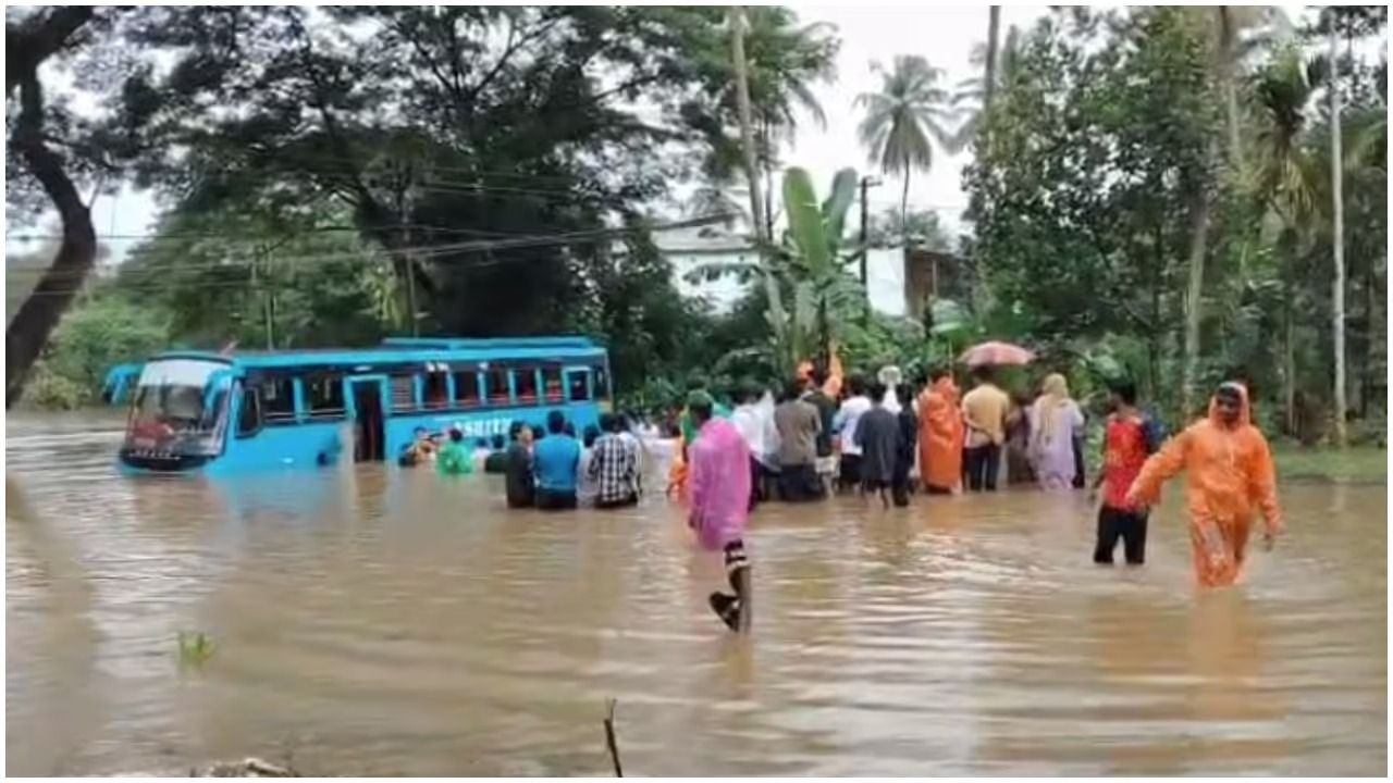 പൂനൂരിൽ നിറയെ യാത്രക്കാരുമായി പോയ ബസ് വെള്ളത്തിൽ കുടുങ്ങി; നാട്ടുകാർ രക്ഷകരായി, വൻ ദുരന്തം ഒഴിവായി
