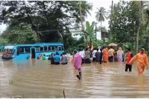 പൂനൂരിൽ നിറയെ യാത്രക്കാരുമായി പോയ ബസ് വെള്ളത്തിൽ കുടുങ്ങി; നാട്ടുകാർ രക്ഷകരായി, വൻ ദുരന്തം ഒഴിവായി