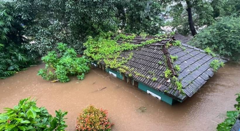 കനത്ത മഴയിൽ മലബാറിൽ വ്യാപക നാശനഷ്ടം: ദുരിതാശ്വാസ ക്യാമ്പുകൾ‌ തുറന്നു