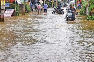 കനത്ത മഴയിൽ കോഴിക്കോട് നഗരത്തിൽ വ്യാപക വെള്ളക്കെട്ട്; അഞ്ച് ദുരിതാശ്വാസ ക്യാമ്പുകൾ ആരംഭിച്ചു