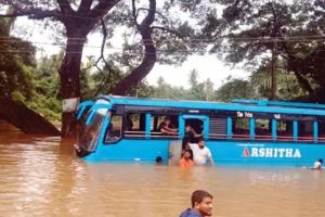 പൂനൂരിൽ യാത്രാബസ് വെള്ളക്കെട്ടിൽ കുടുങ്ങി; യാത്രക്കാരെ രക്ഷപ്പെടുത്തി