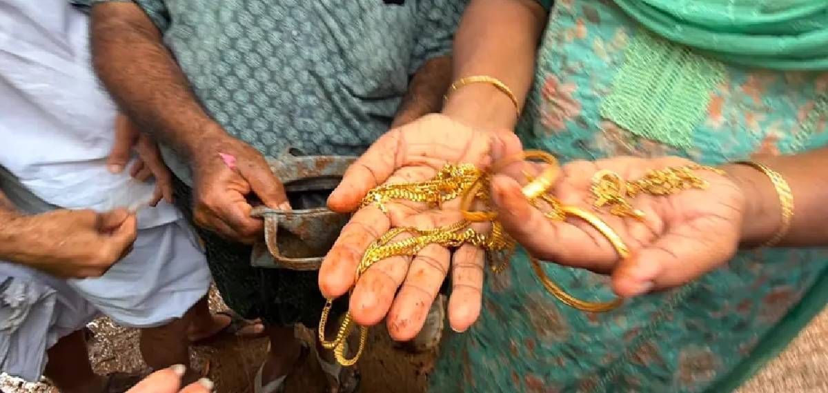 മണ്ണില്‍ ബാക്കിയായ പൊന്ന്; പൂഞ്ഞാറില്‍ ഉരുള്‍പൊട്ടലുണ്ടായിടത്ത് നിന്ന് ലഭിച്ച ബാഗില്‍ 15 പവന്‍ സ്വര്‍ണം