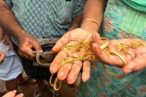 മണ്ണില്‍ ബാക്കിയായ പൊന്ന്; പൂഞ്ഞാറില്‍ ഉരുള്‍പൊട്ടലുണ്ടായിടത്ത് നിന്ന് ലഭിച്ച ബാഗില്‍ 15 പവന്‍ സ്വര്‍ണം