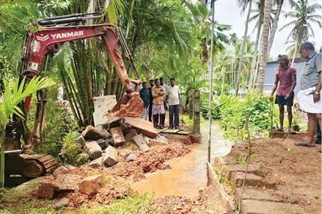 അറത്തിൽപ്പറമ്പിൽ തോട് കൈയേറിയുള്ള നിർമാണം നാട്ടുകാർ പൊളിച്ചുനീക്കി