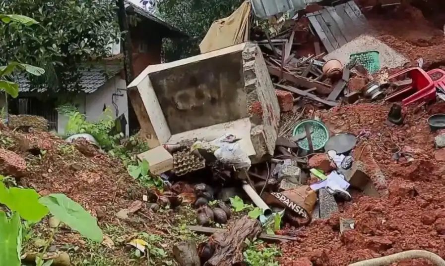 ​കനത്ത മഴയിൽ വെള്ളിപറമ്പിൽ വീട് തകർന്നു; ഉറക്കത്തിനിടെ ശബ്ദം കേട്ട് ഓടിയതിനാൽ ദുരന്തമൊഴിവായി