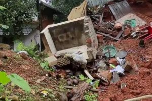 ​കനത്ത മഴയിൽ വെള്ളിപറമ്പിൽ വീട് തകർന്നു; ഉറക്കത്തിനിടെ ശബ്ദം കേട്ട് ഓടിയതിനാൽ ദുരന്തമൊഴിവായി