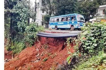 പരപ്പൻപൊയിൽ-പുന്നശ്ശേരി റോഡിന്റെ സംരക്ഷണഭിത്തി ഇടിഞ്ഞു; പാത അപകടാവസ്ഥയിൽ