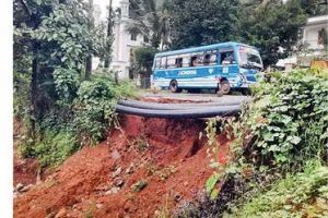 പരപ്പൻപൊയിൽ-പുന്നശ്ശേരി റോഡിന്റെ സംരക്ഷണഭിത്തി ഇടിഞ്ഞു; പാത അപകടാവസ്ഥയിൽ