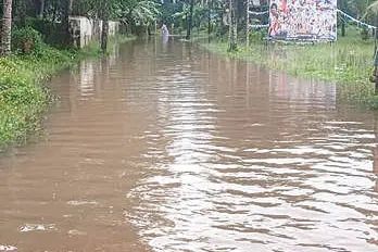 എടച്ചേരി ചുണ്ടയിൽത്താഴെ വയൽഭാഗം വെള്ളത്തിനടിയിൽ: ഗതാഗതം പൂർണമായി തടസ്സപ്പെട്ടു