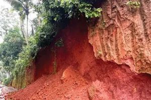 ഉപ്പിലാറമലയിൽ അശാസ്ത്രീയ മണ്ണെടുപ്പ്: പ്രദേശവാസികൾ മണ്ണിടിച്ചിൽ ഭീതിയിൽ