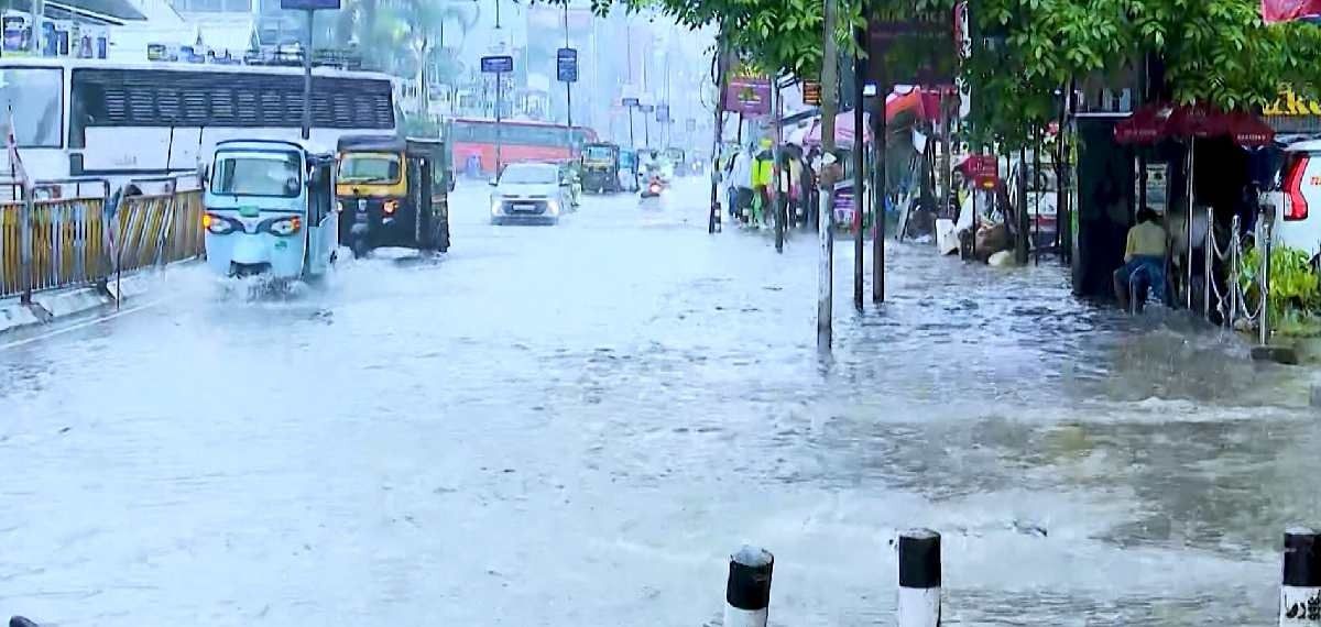 ഇന്നും അതിശക്തമായ മഴ; 9 ജില്ലകളിൽ ഓറഞ്ച് അലേർട്ട്, 10 ജില്ലകളിൽ വിദ്യാഭ്യാസ സ്ഥാപനങ്ങൾക്ക് അവധി  വരും ദിവസങ്ങളിലും മഴ തുടരുമെന്നാണ് മുന്നറിയിപ്പ്