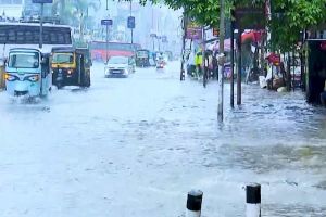 ഇന്നും അതിശക്തമായ മഴ; 9 ജില്ലകളിൽ ഓറഞ്ച് അലേർട്ട്, 10 ജില്ലകളിൽ വിദ്യാഭ്യാസ സ്ഥാപനങ്ങൾക്ക് അവധി  വരും ദിവസങ്ങളിലും മഴ തുടരുമെന്നാണ് മുന്നറിയിപ്പ്