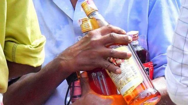 പ്ലാസ്റ്റിക് കുപ്പി മദ്യത്തിന് നൽകിയ 20 രൂപ അധികനിരക്ക് പിൻവലിച്ചു; പഴയ കുപ്പികൾ ഈ മാസം 20 വരെ നൽകാം