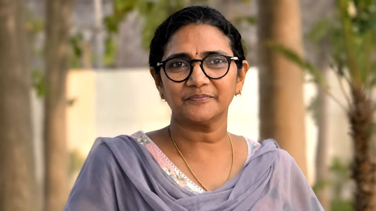 വടകര മേപ്പയിൽ  സ്വദേശിയായ  ഹെൽത്ത്‌ ഇൻസ്‌പെക്ടർ  കണ്ണൂരിൽ യോഗത്തിനിടെ കുഴഞ്ഞുവീണ് മരിച്ചു