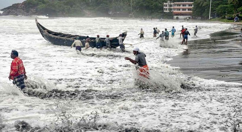 കൊല്ലത്ത് മത്സ്യത്തൊഴിലാളിയെ കായലിൽ വീണ് കാണാതായി; ഒരു ബോട്ടിൽ നിന്നും മറ്റൊരു ബോട്ടിലേക്ക് കയറവെ അപകടം