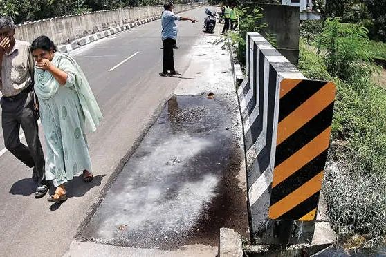 കോഴിക്കോട് ബൈപ്പാസിൽ അറവുമാലിന്യം തള്ളി സമൂഹവിരുദ്ധർ; ദുരിതത്തിലായി നാട്ടുകാർ