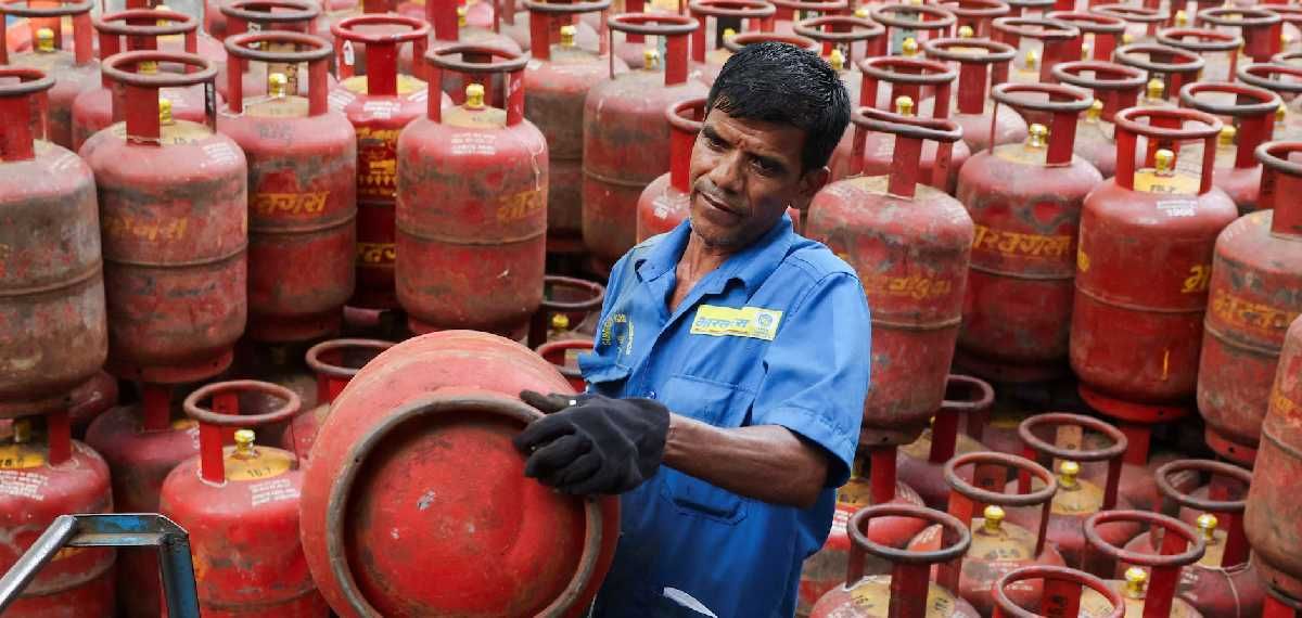 എൽ.പി.ജി. ബുക്കിങ് കാത്തിരിപ്പ് കാലയളവ് കുറയ്ക്കണം: കേന്ദ്രമന്ത്രിക്ക് കത്തയച്ച് മന്ത്രി അനൂപ് ജേക്കബ്