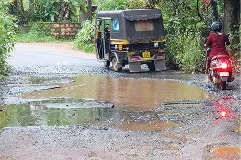 കുട്ടോത്ത്-അട്ടക്കുണ്ട് കടവ് റോഡ് തകർന്നു; റോഡ് പുനരുദ്ധാരണ ടെൻഡർ നടപടികൾ മൂന്നാം ഘട്ടത്തിൽ