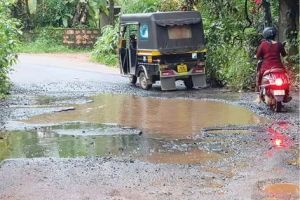 കുട്ടോത്ത്-അട്ടക്കുണ്ട് കടവ് റോഡ് തകർന്നു; റോഡ് പുനരുദ്ധാരണ ടെൻഡർ നടപടികൾ മൂന്നാം ഘട്ടത്തിൽ