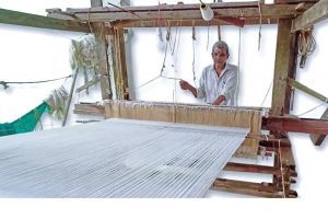 ഓണക്കാലത്തും കൂലി കുടിശ്ശിക; ദുരിതത്തിലായി മാണിക്കോത്തെ കൈത്തറി നെയ്ത്തുതൊഴിലാളികൾ