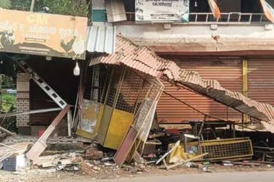 മാവൂരിൽ നിയന്ത്രണംവിട്ട കാർ കടകളിലേക്ക് പാഞ്ഞുകയറി മറിഞ്ഞു; മൂന്നുപേർക്ക് പരിക്ക്