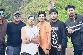 മഹാരാഷ്ട്രയിലെ മലഞ്ചെരിവിൽ കുടുങ്ങിയയാളെ രക്ഷിച്ച് മലയാളി യുവാക്കൾ