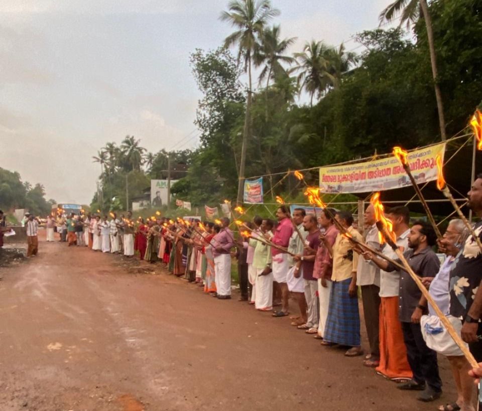ചോമ്പാൽ ഹാർബർ അടിപ്പാത സമരം 50 ദിവസം പിന്നിട്ടു ; ദീപശിഖകൾ ഏന്തി പ്രതിഷേധവുമായി ആക്ഷൻ കമ്മിറ്റി
