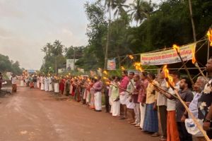 ചോമ്പാൽ ഹാർബർ അടിപ്പാത സമരം 50 ദിവസം പിന്നിട്ടു ; ദീപശിഖകൾ ഏന്തി പ്രതിഷേധവുമായി ആക്ഷൻ കമ്മിറ്റി