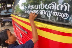 പ്രിയദർശിനി സൗജന്യ ബസ് യാത്രാ പദ്ധതി ഉടൻ റദ്ദാക്കണം; കോംപറ്റീഷൻ കമ്മിഷന് മുന്നിൽ ഹർജി