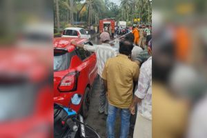 ഉള്ള്യേരിയിൽ നിയന്ത്രണം വിട്ട കാർ മതിലിലും സ്‌കൂട്ടറിലും ഇടിച്ച് അപകടം: എട്ടു വയസ്സുകാരിയടക്കം നാലു പേർക്ക് പരിക്ക്