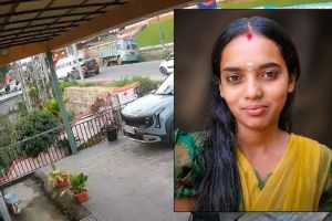 റോഡ് മുറിച്ചു കടക്കുന്നതിനെ ഇരുചക്ര വാഹനം ഇടിച്ച് ഗുരുതരമായി പരുക്കേറ്റ യുവതി മരിച്ചു