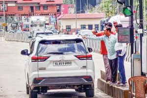 പന്തീരാങ്കാവ് ടോൾപ്ലാസയിൽ തർക്കങ്ങൾ ഒടുങ്ങുന്നില്ല; ജീവനക്കാർക്ക് ഐഡി കാർഡില്ല, പരാതി നൽകാനും വഴിയില്ല
