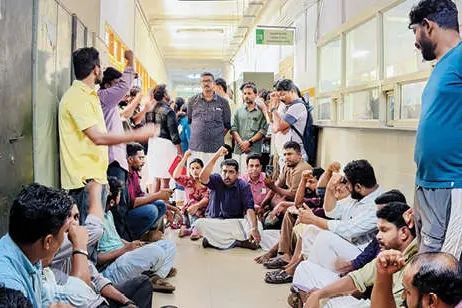 മെഡിക്കൽ കോളേജിലെ ലാബ് നിരക്ക് വർധന: സൂപ്രണ്ട് ഓഫീസ് ഉപരോധിച്ച് ഡി.വൈ.എഫ്.ഐ; കളക്ടറുമായി ചർച്ച നടത്തും