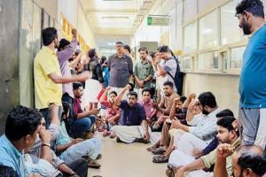 മെഡിക്കൽ കോളേജിലെ ലാബ് നിരക്ക് വർധന: സൂപ്രണ്ട് ഓഫീസ് ഉപരോധിച്ച് ഡി.വൈ.എഫ്.ഐ; കളക്ടറുമായി ചർച്ച നടത്തും
