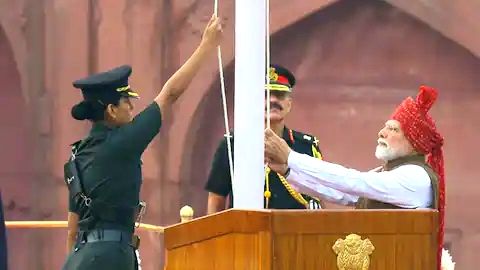 ദേശീയ പതാക ഉയർത്തി പ്രധാനമന്ത്രി; ചരിത്രത്തിലാദ്യമായി ചെങ്കോട്ടയിൽ വന്ദേമാതരം മുഴങ്ങി
