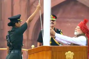 ദേശീയ പതാക ഉയർത്തി പ്രധാനമന്ത്രി; ചരിത്രത്തിലാദ്യമായി ചെങ്കോട്ടയിൽ വന്ദേമാതരം മുഴങ്ങി