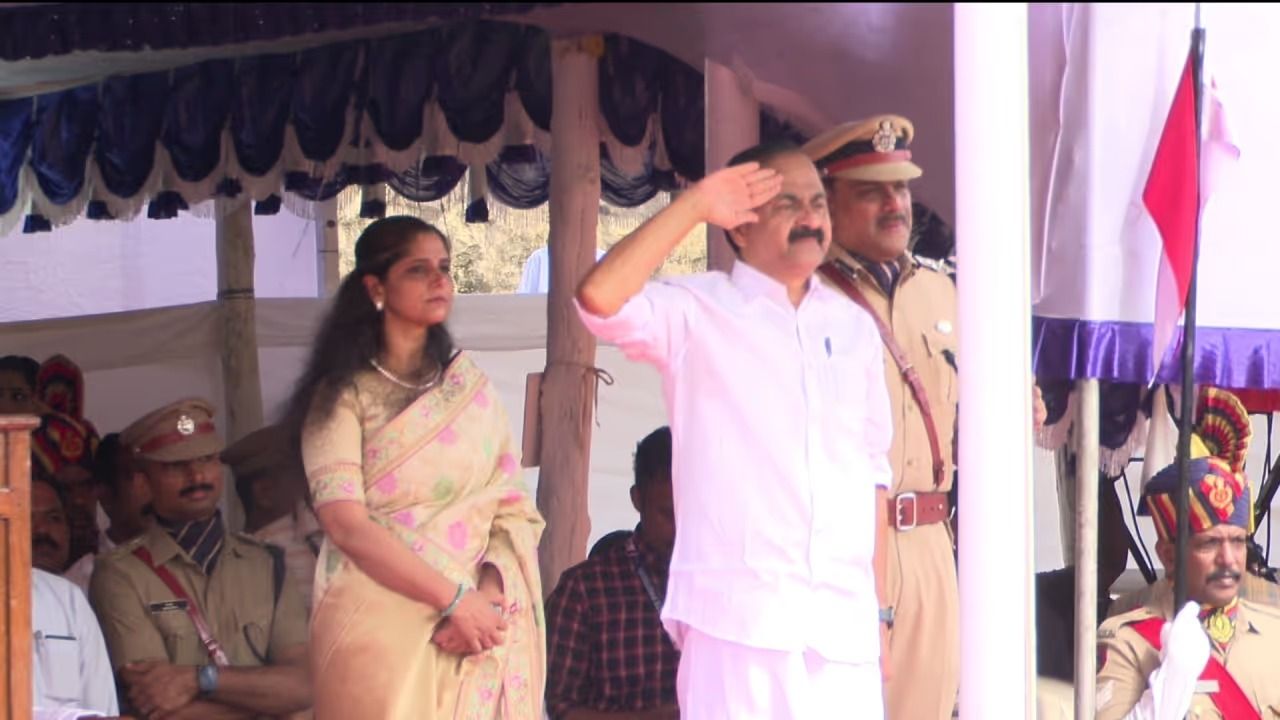 സ്വാതന്ത്ര്യദിനത്തിൽ സംസ്ഥാനത്തും വിപുലമായ ചടങ്ങുകൾ; തലസ്ഥാനത്ത് ദേശീയ പതാക ഉയർത്തി മുഖ്യമന്ത്രി വി ഡി സതീശൻ, വന്ദേമാതരം ആലപിച്ചില്ല