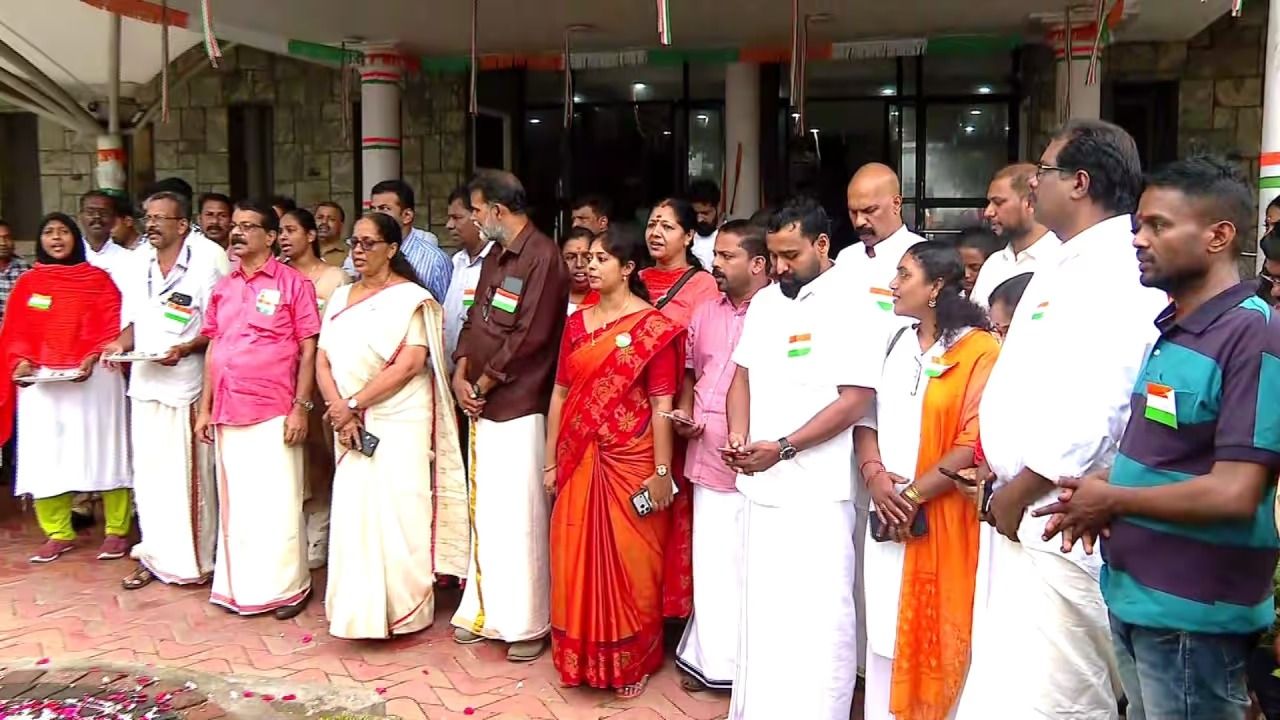 കോഴിക്കോട് കോർപ്പറേഷനിൽ സ്വാതന്ത്ര്യദിനത്തിലും ചേരിതിരിവ്; മേയറുടെ നേതൃത്വത്തിൽ ദേശീയ ഗാനം പാടി, വന്ദേഭാരതം ചൊല്ലി ബിജെപി കൗൺസിലർമാർ