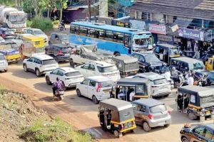 തീരുമാനങ്ങൾ കടലാസിലൊതുങ്ങി; ഓണവിപണി സജീവമാകുമ്പോഴും ഗതാഗതക്കുരുക്കിൽ ശ്വാസമില്ലാതെ വടകര