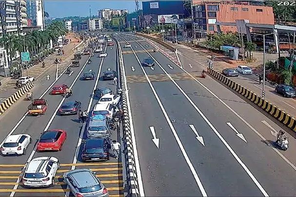 അതിവേഗപ്പാതയിൽ കളി ജീവനെടുക്കുന്നു: ആറുവരിപ്പാതയിൽ വിലക്ക് ലംഘിച്ച് ചെറുവാഹനങ്ങളും തെറ്റായ ദിശയിലുള്ള യാത്രയും