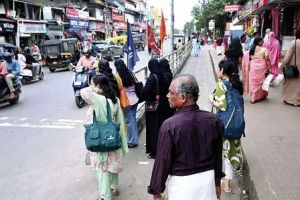 ഓണം ഷോപ്പിംഗ് സജീവമായിരിക്കെ വടകരയിൽ ഓട്ടോറിക്ഷ കിട്ടാതെ യാത്രക്കാർ വലയുന്നു: വൈകുന്നേരങ്ങളിൽ രൂക്ഷമായ ഓട്ടോക്ഷാമം