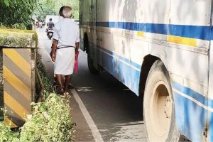 തെരുവത്തുകടവ് പാലം മരണക്കെണിയാകുന്നു; ഇടുങ്ങിയ പാലത്തിൽ കാൽനടയാത്ര ഭീതിയിൽ