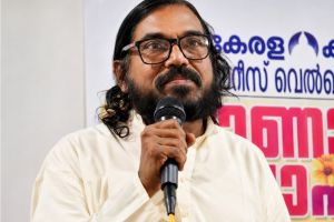കണ്ണൂർ കേരള കൗമുദി യൂണിറ്റിന്റെ ഓണാഘോഷത്തോടനുബന്ധിച്ചുള്ള കലാപരിപാടികൾ കലൈമാമണി ചാലക്കര പുരുഷു ഉദ്ഘാടനം ചെയ്യുന്നു