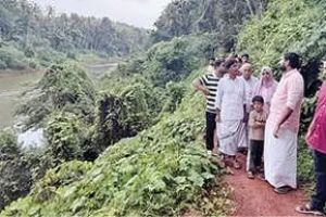 കല്ലിൽ - കൊടക്കാട്ട് പുഴയോരത്ത് കെ.എം. അഭിജിത്ത് എം.എൽ.എ. സന്ദർശനം നടത്തി: യാത്രാപ്രശ്നത്തിന് ഉടൻ പരിഹാരമാകുമെന്ന് ഉറപ്പ്