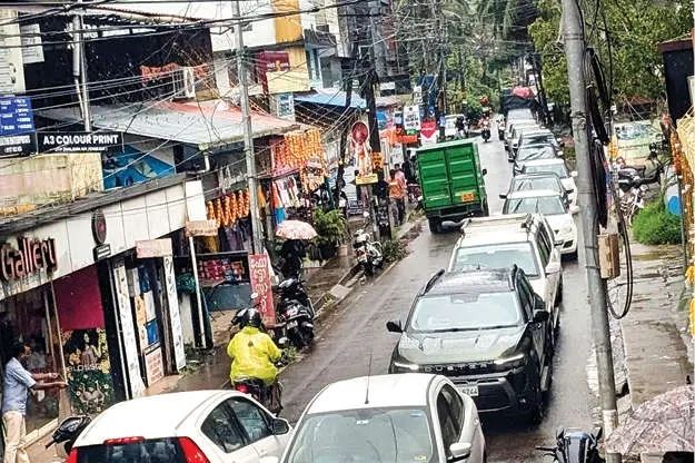 പന്തീരാങ്കാവിൽ അവസാനമില്ലാത്ത വാഹനക്കുരുക്ക്: ടോൾ ഒഴിവാക്കാൻ പ്രാദേശിക റോഡുകൾ തേടി വാഹനങ്ങൾ