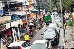 പന്തീരാങ്കാവിൽ അവസാനമില്ലാത്ത വാഹനക്കുരുക്ക്: ടോൾ ഒഴിവാക്കാൻ പ്രാദേശിക റോഡുകൾ തേടി വാഹനങ്ങൾ