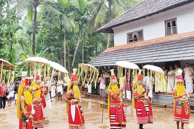 മഴയെ തോൽപിച്ച് നിട്ടൂരിൽ ഓണപ്പൊട്ടന്മാരുടെ എഴുന്നള്ളത്ത്: പന്തീരടിത്തറവാട്ടിൽനിന്ന് അനുഗ്രഹം ചൊരിയാൻ ഗ്രാമങ്ങളിലേക്ക്
