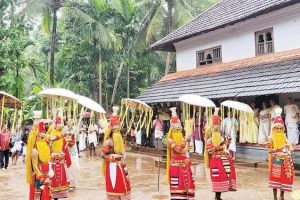 മഴയെ തോൽപിച്ച് നിട്ടൂരിൽ ഓണപ്പൊട്ടന്മാരുടെ എഴുന്നള്ളത്ത്: പന്തീരടിത്തറവാട്ടിൽനിന്ന് അനുഗ്രഹം ചൊരിയാൻ ഗ്രാമങ്ങളിലേക്ക്